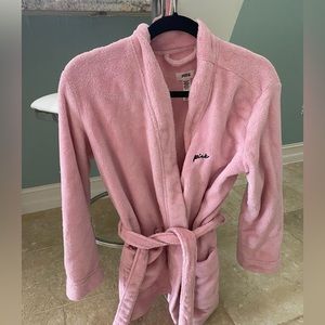 Victoria’s Secret pink robe size: XS/S